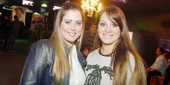 Tiaze Barcelos e Rúbia Mello no lounge de entrada do Espaço do Lu  